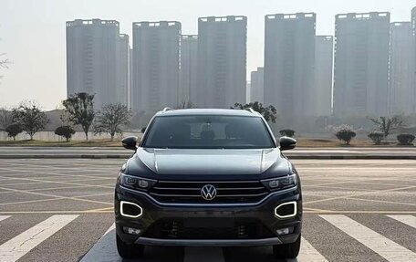 Volkswagen T-Roc I, 2022 год, 1 590 001 рублей, 2 фотография