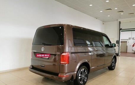 Volkswagen Caravelle T6 рестайлинг, 2015 год, 2 085 000 рублей, 2 фотография