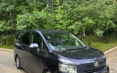 Toyota Voxy II, 2010 год, 1 100 000 рублей, 2 фотография