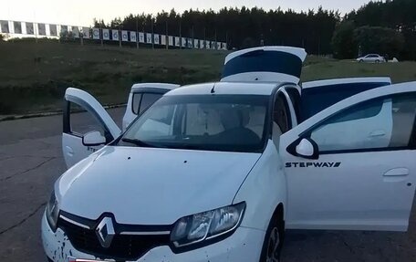 Renault Sandero II рестайлинг, 2015 год, 750 000 рублей, 2 фотография