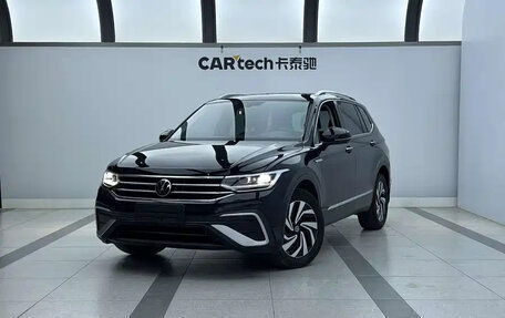Volkswagen Tiguan II, 2023 год, 2 000 000 рублей, 2 фотография