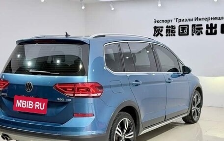 Volkswagen Touran III, 2022 год, 1 680 010 рублей, 2 фотография