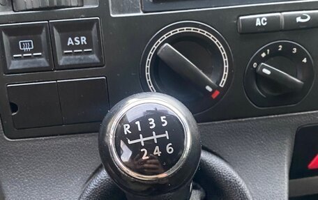 Volkswagen Caravelle T5, 2004 год, 1 400 000 рублей, 9 фотография