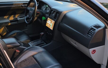 Chrysler 300C II, 2006 год, 2 500 000 рублей, 11 фотография