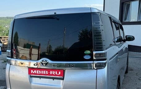 Toyota Voxy III, 2018 год, 2 100 000 рублей, 4 фотография