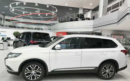 Mitsubishi Outlander III рестайлинг 3, 2018 год, 2 015 000 рублей, 10 фотография