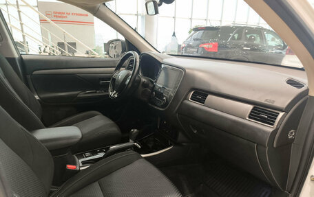 Mitsubishi Outlander III рестайлинг 3, 2018 год, 2 015 000 рублей, 13 фотография