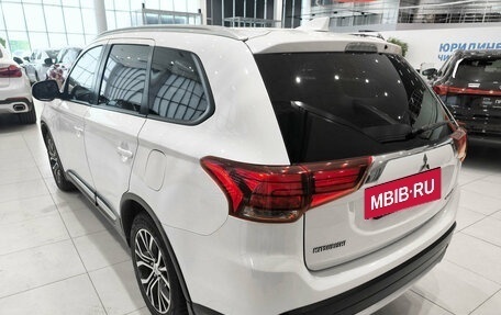 Mitsubishi Outlander III рестайлинг 3, 2018 год, 2 015 000 рублей, 8 фотография