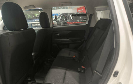 Mitsubishi Outlander III рестайлинг 3, 2018 год, 2 015 000 рублей, 15 фотография