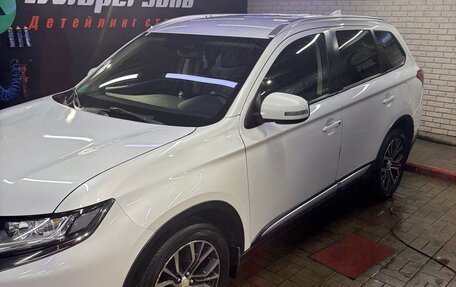 Mitsubishi Outlander III рестайлинг 3, 2016 год, 1 650 000 рублей, 2 фотография