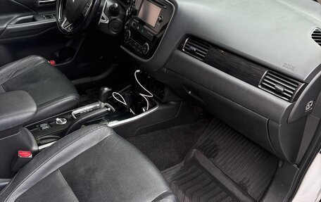 Mitsubishi Outlander III рестайлинг 3, 2016 год, 1 650 000 рублей, 6 фотография