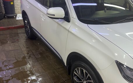 Mitsubishi Outlander III рестайлинг 3, 2016 год, 1 650 000 рублей, 3 фотография