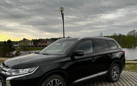 Mitsubishi Outlander III рестайлинг 3, 2016 год, 1 900 000 рублей, 4 фотография