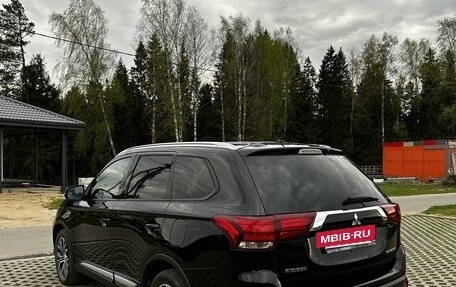 Mitsubishi Outlander III рестайлинг 3, 2016 год, 1 900 000 рублей, 3 фотография