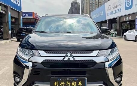Mitsubishi Outlander III рестайлинг 3, 2021 год, 1 688 000 рублей, 2 фотография