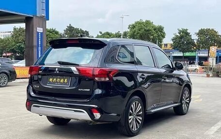 Mitsubishi Outlander III рестайлинг 3, 2021 год, 1 688 000 рублей, 4 фотография