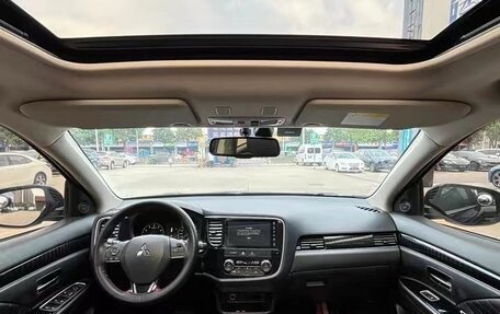 Mitsubishi Outlander III рестайлинг 3, 2021 год, 1 688 000 рублей, 8 фотография