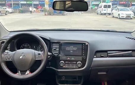 Mitsubishi Outlander III рестайлинг 3, 2021 год, 1 688 000 рублей, 10 фотография
