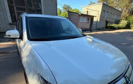 Mitsubishi Outlander III рестайлинг 3, 2015 год, 1 750 000 рублей, 3 фотография