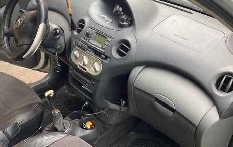 Toyota Yaris I рестайлинг, 2003 год, 320 000 рублей, 1 фотография