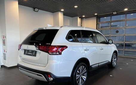 Mitsubishi Outlander III рестайлинг 3, 2021 год, 3 240 000 рублей, 3 фотография