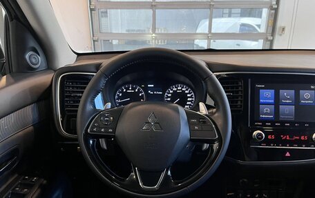 Mitsubishi Outlander III рестайлинг 3, 2021 год, 3 240 000 рублей, 10 фотография