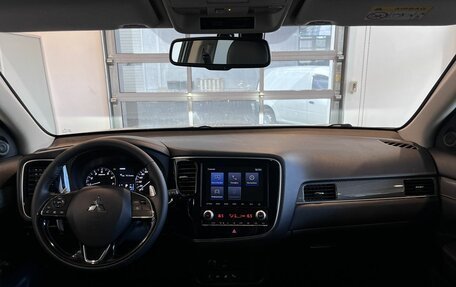 Mitsubishi Outlander III рестайлинг 3, 2021 год, 3 240 000 рублей, 9 фотография