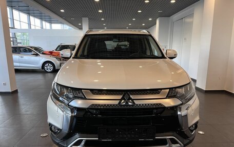 Mitsubishi Outlander III рестайлинг 3, 2021 год, 3 240 000 рублей, 8 фотография