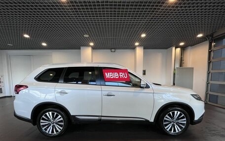 Mitsubishi Outlander III рестайлинг 3, 2021 год, 3 240 000 рублей, 2 фотография