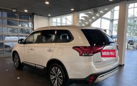 Mitsubishi Outlander III рестайлинг 3, 2021 год, 3 240 000 рублей, 5 фотография