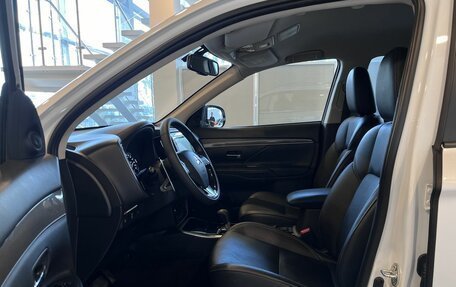 Mitsubishi Outlander III рестайлинг 3, 2021 год, 3 240 000 рублей, 14 фотография