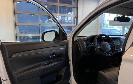 Mitsubishi Outlander III рестайлинг 3, 2021 год, 3 240 000 рублей, 18 фотография