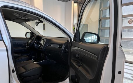 Mitsubishi Outlander III рестайлинг 3, 2021 год, 3 240 000 рублей, 24 фотография