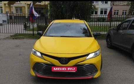 Toyota Camry, 2021 год, 1 900 000 рублей, 2 фотография