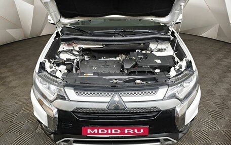 Mitsubishi Outlander III рестайлинг 3, 2021 год, 2 315 000 рублей, 11 фотография