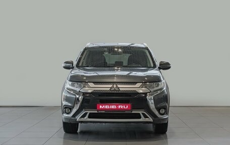 Mitsubishi Outlander III рестайлинг 3, 2019 год, 2 000 000 рублей, 3 фотография