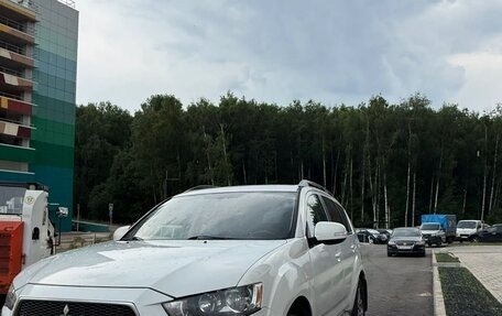 Mitsubishi Outlander III рестайлинг 3, 2010 год, 800 000 рублей, 2 фотография
