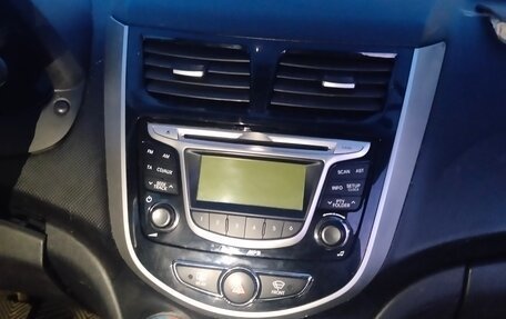 Hyundai Solaris II рестайлинг, 2012 год, 350 000 рублей, 7 фотография