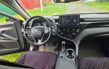 Toyota Camry, 2021 год, 3 270 000 рублей, 10 фотография