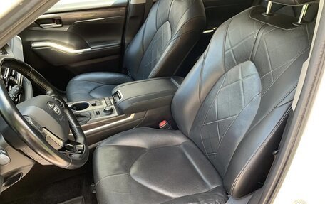 Toyota Highlander, 2021 год, 4 200 000 рублей, 28 фотография