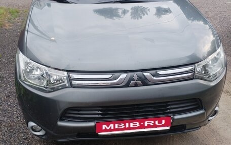 Mitsubishi Outlander III рестайлинг 3, 2013 год, 1 499 000 рублей, 2 фотография