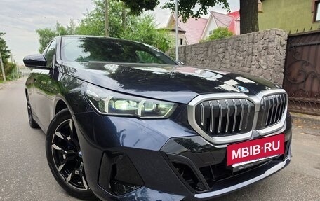 BMW 5 серия, 2023 год, 5 990 000 рублей, 2 фотография