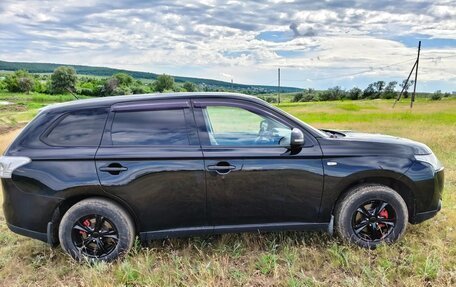 Mitsubishi Outlander III рестайлинг 3, 2014 год, 1 360 000 рублей, 5 фотография