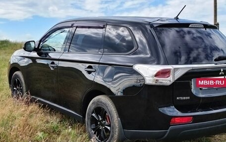 Mitsubishi Outlander III рестайлинг 3, 2014 год, 1 360 000 рублей, 2 фотография