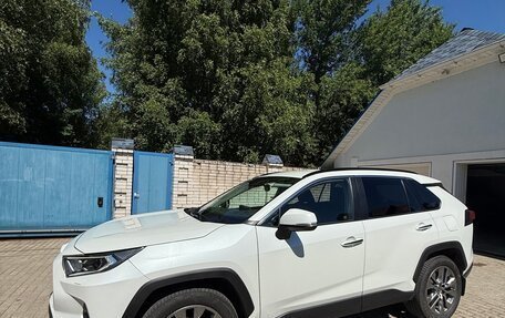 Toyota RAV4, 2020 год, 3 750 000 рублей, 2 фотография