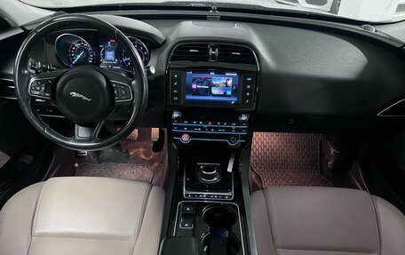 Jaguar XE I рестайлинг, 2016 год, 1 900 000 рублей, 10 фотография
