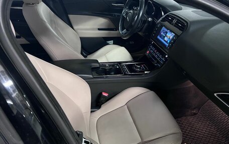 Jaguar XE I рестайлинг, 2016 год, 1 900 000 рублей, 11 фотография