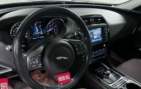 Jaguar XE I рестайлинг, 2016 год, 1 900 000 рублей, 9 фотография