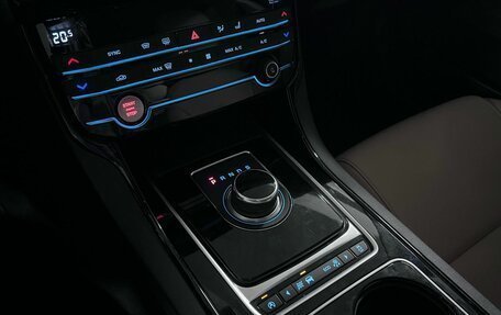 Jaguar XE I рестайлинг, 2016 год, 1 900 000 рублей, 15 фотография