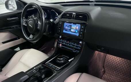 Jaguar XE I рестайлинг, 2016 год, 1 900 000 рублей, 12 фотография